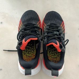 Curry 11 Men’s basketball shoes.